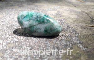 Fushite en pierre roulée