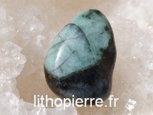 Pierre percée en émeraude