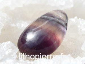 Pierre percée en fluorite