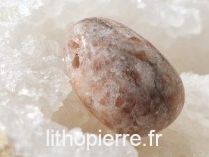 Pierre percée en pierre de soleil