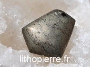 Pendentif en pyrite pecée sur le dessus