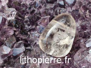 Pierre percée en cristal de roche