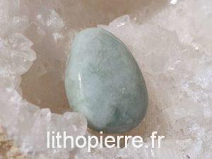 Pierre percée en jade