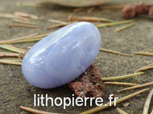 Pendentif en pierrepercée de calcédoine