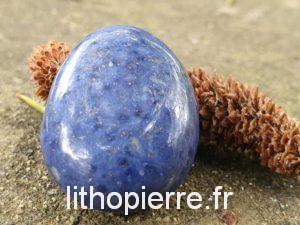 Pendentif en pierre percée en dumortiérite