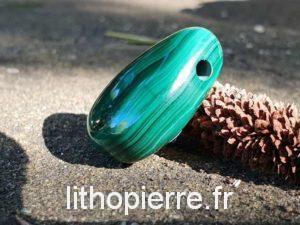 pierre percée pour faire un pendentif